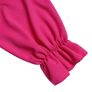 Détail du poignet rose fuchsia à manches longues montrant les fronces élastiques