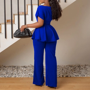 Vue arrière d'un ensemble haut à basque bleu roi et d'un pantalon large taille haute