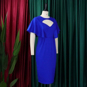 Détail de la robe crayon bleu roi avec manches à volants élégantes et découpe au col