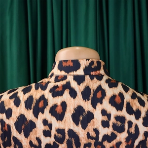Dettaglio della stampa leopardata sul retro del collo e sul colletto dell'abito da donna