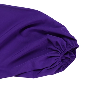 Dettaglio macro del polsino elastico e delle cuciture sulle maniche a sbuffo viola