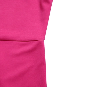 Vue macro détaillée de la texture du tricot rose rouge et de la couture à la taille