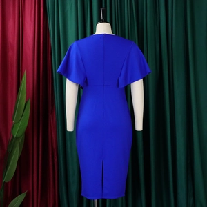 Détails de la robe crayon bleu roi avec manches cape, fente arrière et fermeture éclair