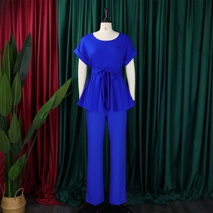 Détail du haut à basque bleu roi avec ceinture et pantalon taille haute assorti