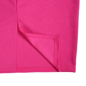 Vue détaillée de la robe en maille fuchsia avec fente latérale et ourlet professionnel