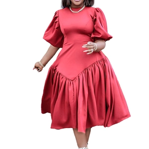 Elegante abito midi rosso con maniche a sbuffo e dettagli di gonna a pieghe asimmetrici