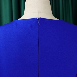Détail du dos de la robe bleu roi avec fermeture éclair invisible et maille
