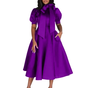 Détail d'une robe violette à manches bouffantes avec un grand nœud assorti à la taille