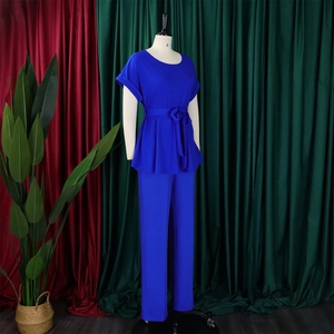 Détail de l'ensemble deux pièces bleu roi avec haut cintré et pantalon large fluide