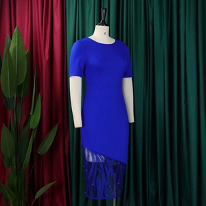 Nahaufnahme von königsblauem Kleid mit asymmetrischem Netzsaum, Stickerei und Pailletten