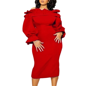 Détail d'une robe midi rouge à épaules dénudées avec volants et coupe ajustée élégante