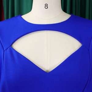 Vue détaillée d'une robe bleu roi présentant une découpe élégante en forme de losange