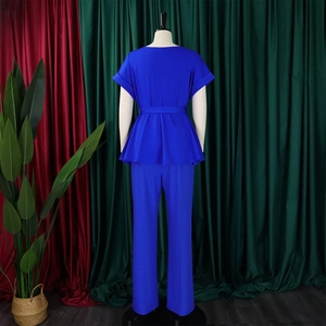 Vue arrière de l'ensemble deux pièces bleu roi avec haut à basque et pantalon droit fluide