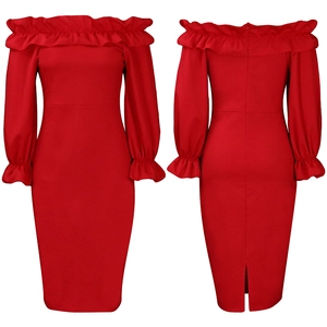 Détails de la robe rouge moulante épaules dénudées avec col à volants et fente au dos