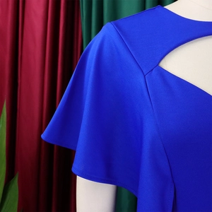 Détail de la robe crayon bleu roi avec manches à volants et décolleté géométrique chic