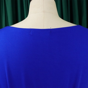 Vue détaillée des coutures de l'encolure dos et de la texture du tissu du haut bleu roi