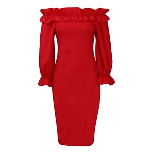 Détail d'une robe rouge à épaules dénudées avec encolure à volants et manches longues