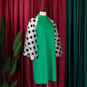 Detailansicht der weißen Organza-Puffärmel mit schwarzen Punkten auf grünem Kleid