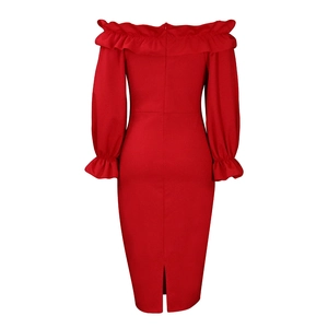 Détail du dos d'une robe rouge à épaules dénudées avec manches à volants et fente