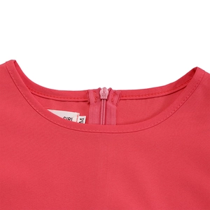 Dettaglio scollo posteriore abito rosa con zip invisibile ed etichetta della taglia