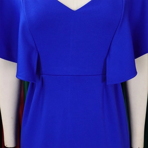 Détail de la robe bleu roi à col en V avec manches à volants élégantes et taille ajustée