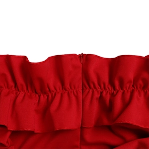 Vue détaillée de la robe rouge à épaules dénudées avec taille à volants et zip invisible