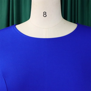 Detail der königsblauen Perlenkleid-Halslinie mit hochwertigem Twill-Stoff am Mannequin