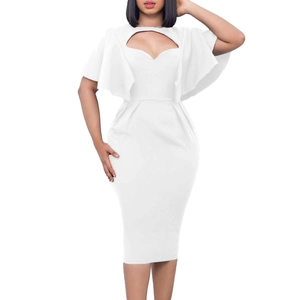 Détail de la robe fourreau blanche élégante avec col ajouré et manches à volants