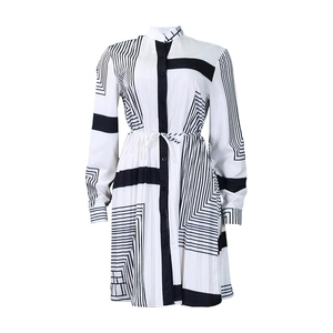 Dettaglio vestito bianco con linee geometriche nere, coulisse in vita e gonna a pieghe