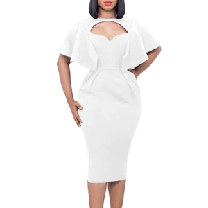 Détails de la robe fourreau blanche élégante avec manches cape et découpe ovale au cou