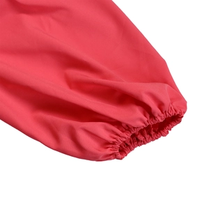 Dettaglio del polsino a sbuffo rosso con elastico e pieghe sul tessuto liscio