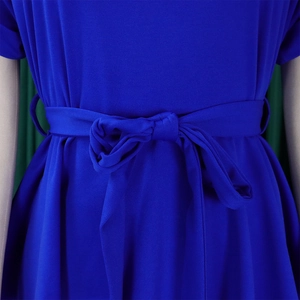 Détail du tissu côtelé bleu roi avec une ceinture à la taille et un nœud décoratif