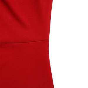 Gros plan sur les coutures précises et la texture du tissu de la robe rouge à épaules nues
