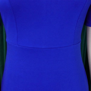 Detailansicht der königsblauen Strickstruktur und Taillennaht am eng anliegenden Kleid