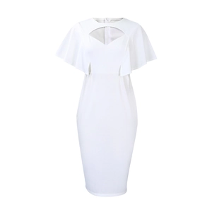Détail d'une robe moulante blanche avec découpe en V et manches cape élégantes