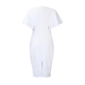 Détail du dos d'une robe crayon blanche montrant la fermeture éclair invisible et la fente