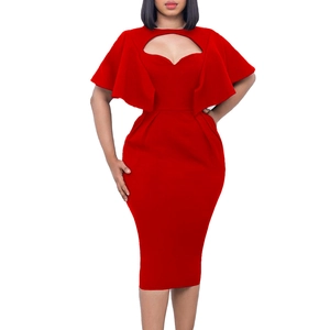 Détail de la robe rouge ajustée avec manches cape et découpe élégante sur la poitrine
