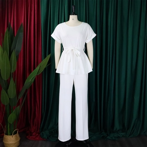 Détail de l'ensemble deux pièces blanc avec haut ceinturé à manches courtes et pantalon