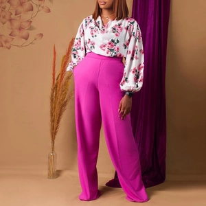 Vue détaillée du pantalon rose à taille haute et jambe large avec plis marqués élégants