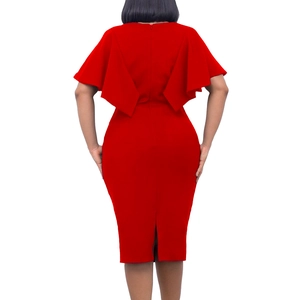 Vue arrière d'une robe rouge moulante avec fente élégante et fermeture éclair discrète