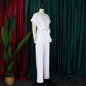 Détail de l'ensemble blanc deux pièces avec haut à nouer et pantalon large taille haute