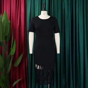 Detail eines schwarzen Kleides mit transparentem Spitzenbesatz und feiner Perlenstickerei