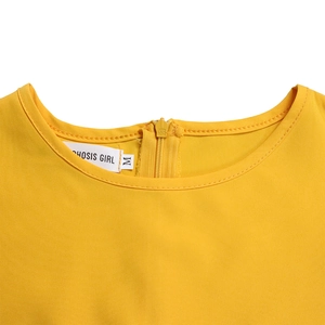Dettaglio della cerniera invisibile sul retro dell'abito giallo con scollo rotondo