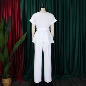 Détail du dos d'un ensemble blanc deux pièces avec haut à nouer et pantalon large