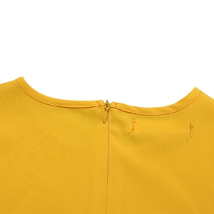 Dettaglio del colletto posteriore giallo con cerniera invisibile e piccoli passanti in tessuto