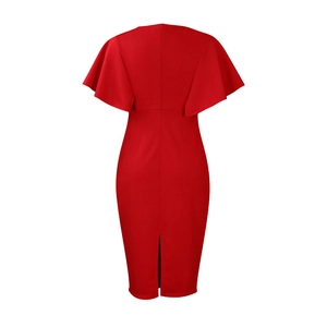 Vue détaillée du dos d'une robe crayon rouge avec fermeture éclair cachée et fente à l'ourlet