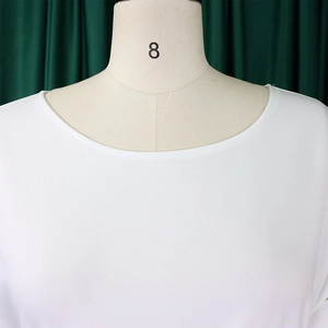 Détail du tissu du haut blanc à col rond et de la texture du col sur un mannequin