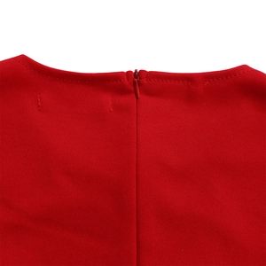 Détail de la robe crayon rouge avec fermeture éclair invisible et coutures renforcées
