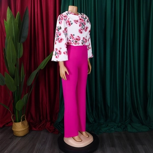 Détail du haut à manches longues imprimé floral et du pantalon large rose fuchsia