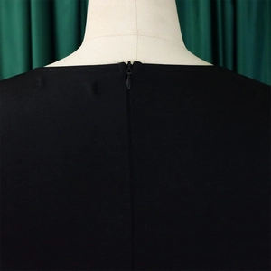 Detail des hochwertigen verdeckten Rückenreißverschlusses an diesem schwarzen Kleid